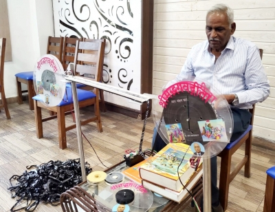  Man Claims To Write 'longest' Gita On 1,365-m Long Cassette Ribbon-TeluguStop.com