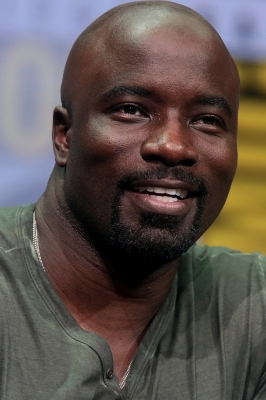  Mike Colter Says His 'plane' Character Is A Volatile, Unpredictable Observer-TeluguStop.com