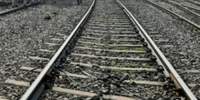  Mother-daughter Die After Being Hit By Train-TeluguStop.com