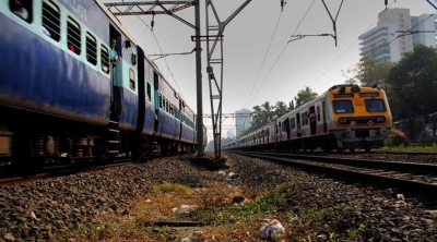  Mp Shocker: Four Of A Family Jump Before Moving Train, One Survive-TeluguStop.com