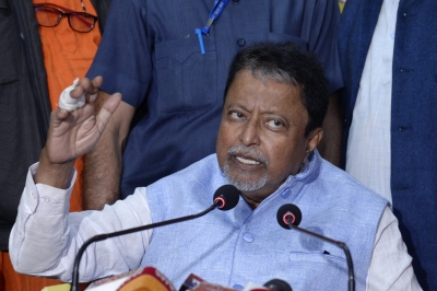  Mukul Roy Returns To Kolkata, Says 'i'm With Bjp'-TeluguStop.com