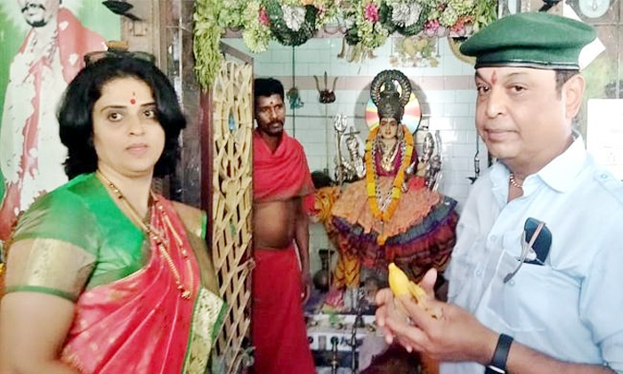  Naresh And Pavitra Lokesh At Elurupadu Temple Details, Pavitra Lokesh,naresh,mal-TeluguStop.com