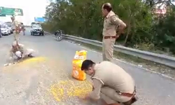  The Police Stood By The Farmer And Lifted The Grain That Fell On The Road With T-TeluguStop.com