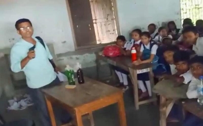  Panic In Bengal School After Man Brandishing Gun Enters Classroom-TeluguStop.com