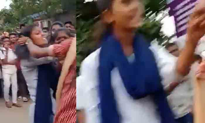  Ram Charans Lady Fans Grabbed Her Hair On The Road The Video Is Going Viral, Ram-TeluguStop.com