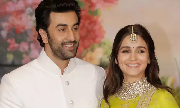  Ranbir Gave A Castely Gift To His Wife On Their Wedding Day Do You Know What, Ra-TeluguStop.com