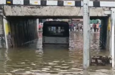  Heavy Rain Inundated Hyderabad-TeluguStop.com