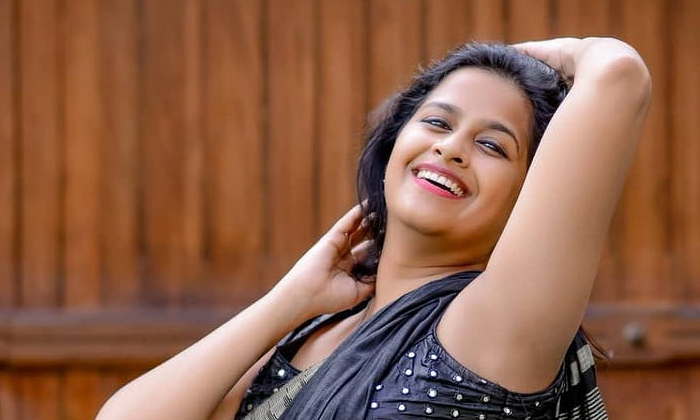  Sadhika Venugopal Instagram Page With Bold Photos She Complained Police-TeluguStop.com