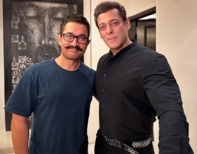  Salman And Aamir Celebrate Eid, Treat Fans With A Picture-TeluguStop.com