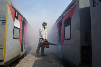  Smoke In Chennai-delhi Rajdhani Express Triggers Panic-TeluguStop.com