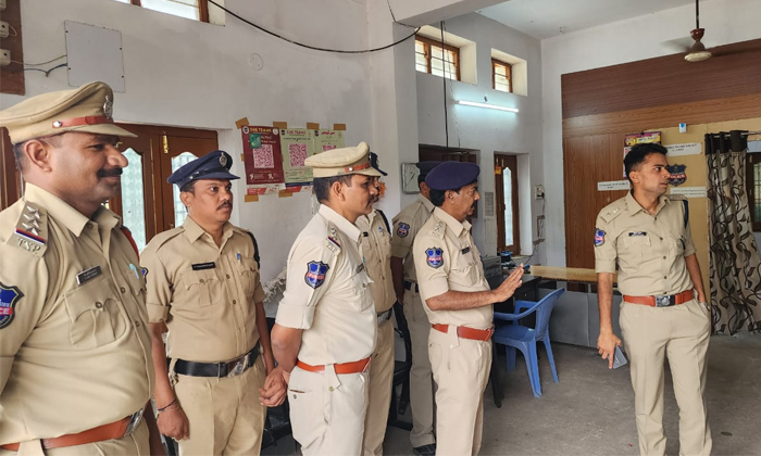  Sp Akhil Mahajan Visits Sircilla Sub Division Police Office Details, Sp Akhil Ma-TeluguStop.com