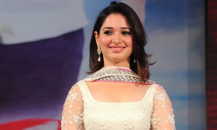  Star Heroine Tamanna Having Habit Of Squeezing Cheeks-TeluguStop.com