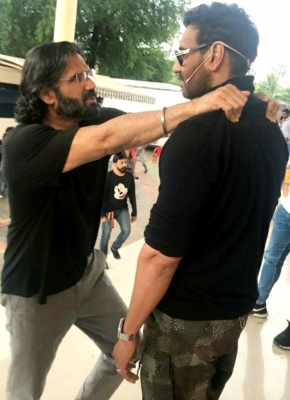  Suniel Shetty Wishes Ajay Devgn A 'super Successful Year' On His Birthday-TeluguStop.com