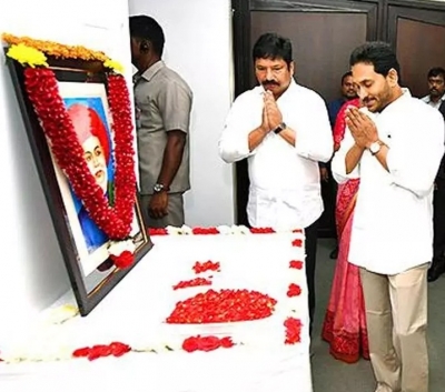  Telangana, Andhra Pradesh Cms Pay Tributes To Jyotirao Phule-TeluguStop.com