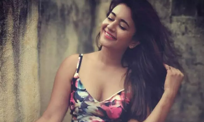 Telugu Neck, Platm, Poonam Bajwa-Movie