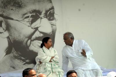  Tmc Maintains Diplomatic Silence As It Mulls Challenge To Eci Ruling-TeluguStop.com