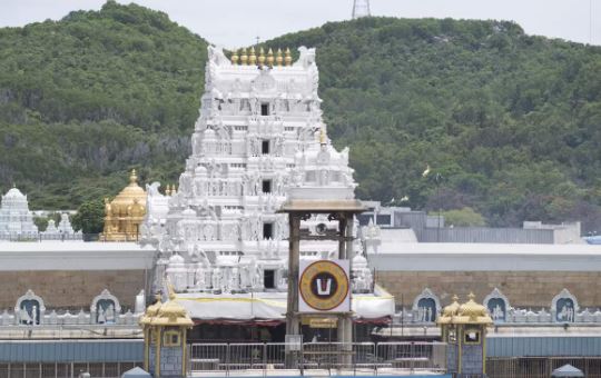  Helicopters Circling On Tirumala Hill..!!-TeluguStop.com