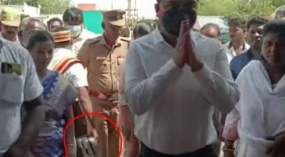  Tn District Collector In Spot After Video Of Assistant Carrying His Shoes Goes V-TeluguStop.com