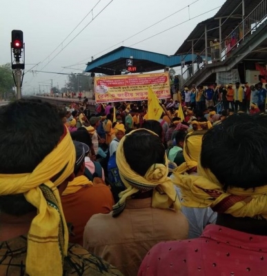  Train Services Disrupted In Bengal Over Rail-blockade By Kurmis Demanding St Sta-TeluguStop.com