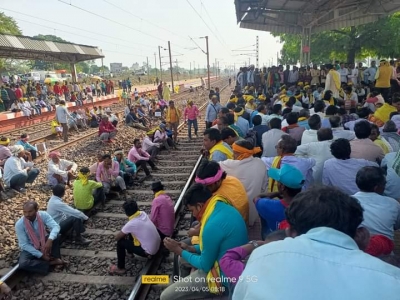  Train Services Hit As Kurmi Community Protests On Howrah-mumbai Rail Route-TeluguStop.com