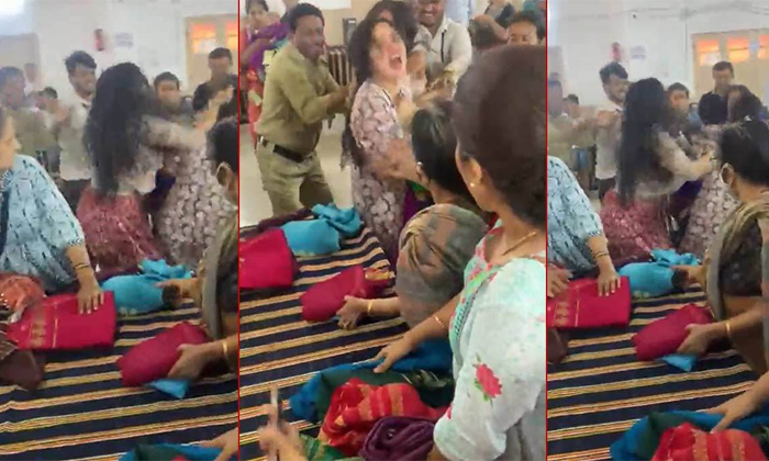  Two Lady Customers Fighting Over For A Saree Video Viral Details, Sarees, Viral-TeluguStop.com