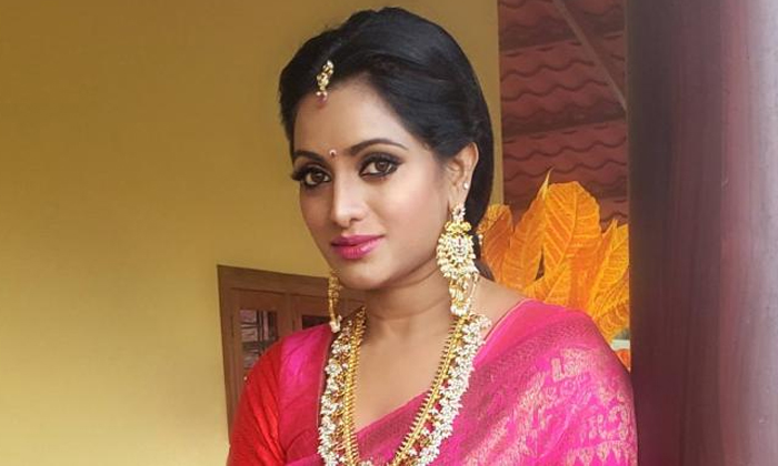  Udayabhanu In Biggboss With Her Husband , Bb Show, Bigboss, Flim News, Star Maa,-TeluguStop.com