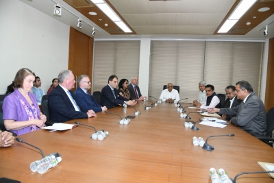  Uk Parliamentary Delegation Meets Guj Cm For Trade, Investment Talks-TeluguStop.com