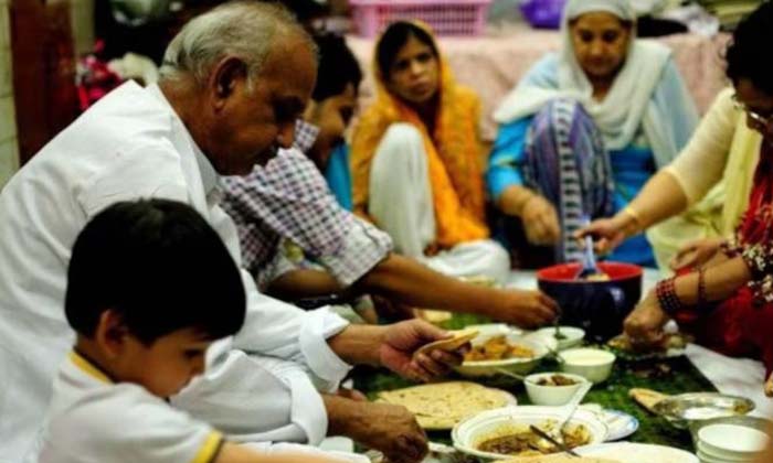  Up Muslim Families For Sehri On Time Hindu Muslim Unity, Sehri , Chirkit Yadav ,-TeluguStop.com