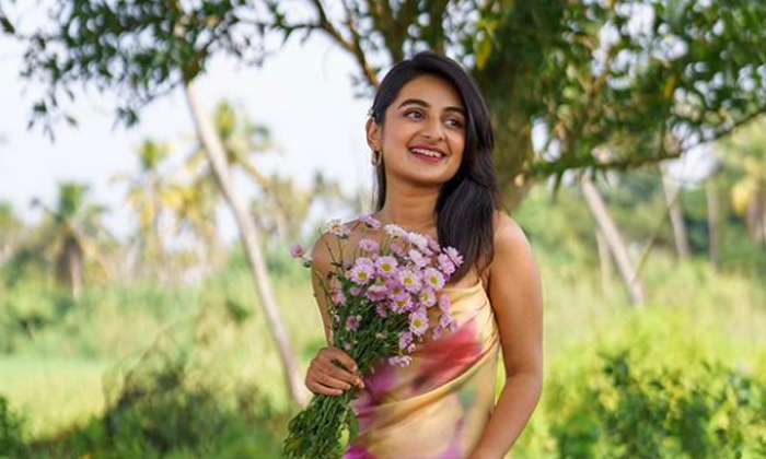  Venkateshs Daughter Is Not Old But Making A Fuss Without A Top Comments That Sh-TeluguStop.com