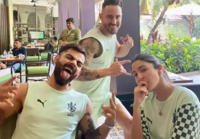  'virushka' Poses With Faf Du Plessis, Actress Calls It 'fresh Lime Soda' Band-TeluguStop.com