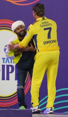  When Legends Meet: Arijit Singh Touches Dhoni's Feet At Ipl Opening Ceremony-TeluguStop.com