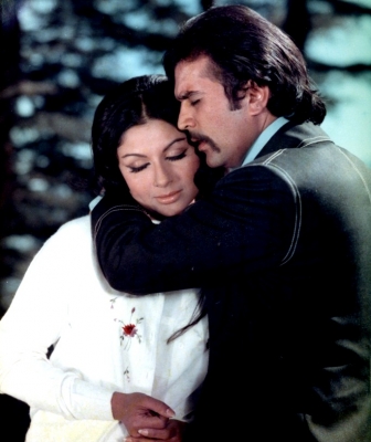  When Sharmila Tagore Was Pelted With Snowballs On Her Way To Work In 1973-TeluguStop.com