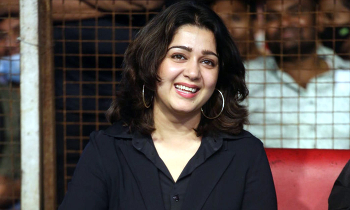  Where Is Heroine Charmi Kaur What Is She Doing Now-TeluguStop.com