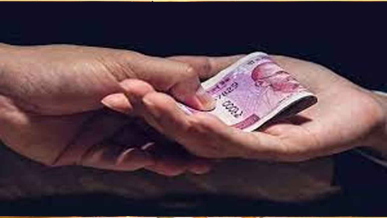  Andhra Pradesh : Acb Arrests Vro While Taking Rs.45,000 Bribe-TeluguStop.com