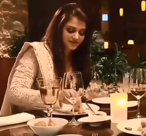  Aishwarya Rai Teaches Journalist How To Eat Samosas In The Indian Way, Here̵-TeluguStop.com