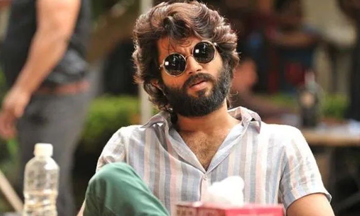  Vijay Devarakonda Sold The Award For 25 Lakhs What Is The Need , Vijay Devarakon-TeluguStop.com