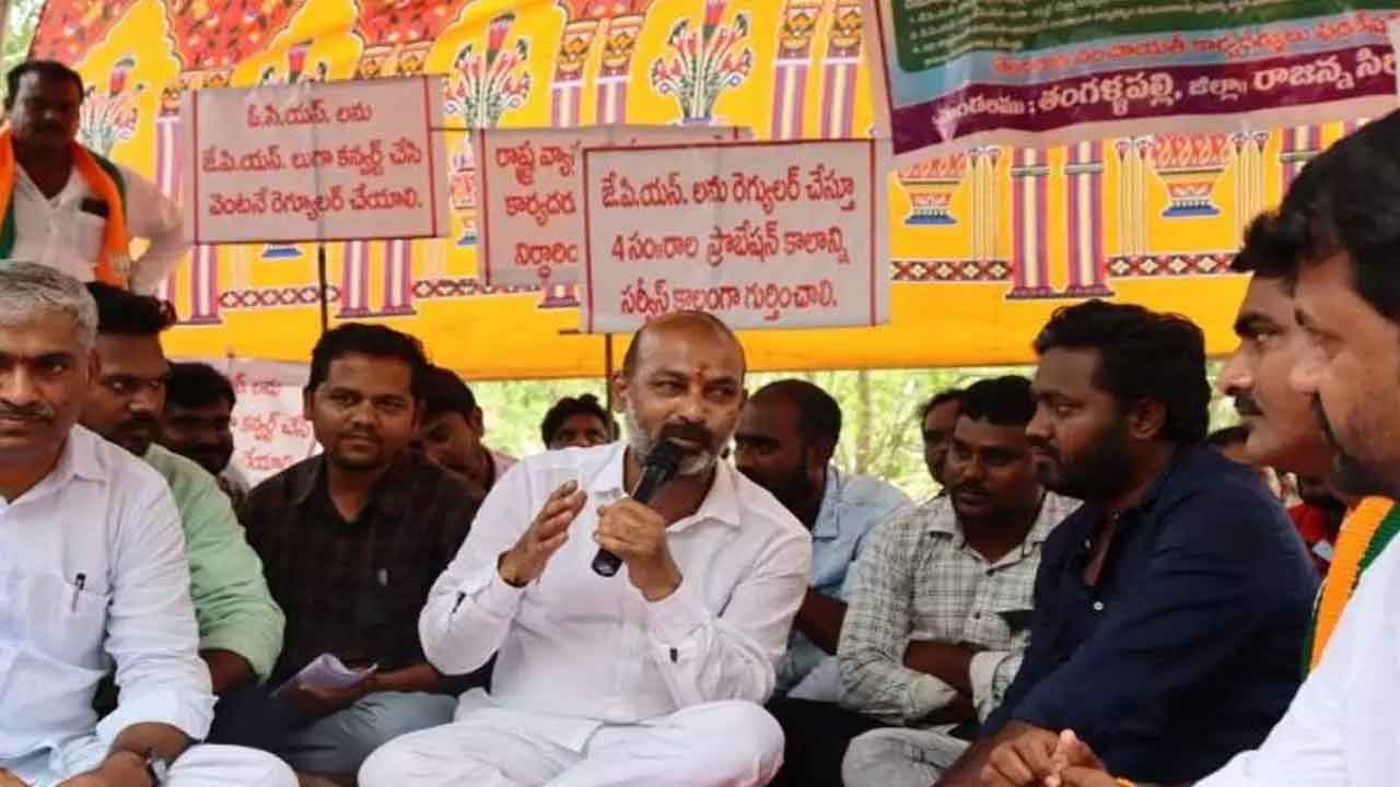  Bjp Slams Kcr Govt Over Show Cause Notice To Junior Panchayat Secretaries-TeluguStop.com