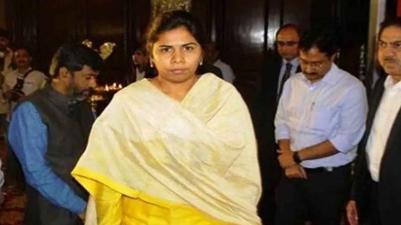 Tdp Leader Bhuma Akhilapriya Arrested In Nandyal Tdp Leader Bhuma Akhilapriya Arrested In Nandyal-TeluguStop.com