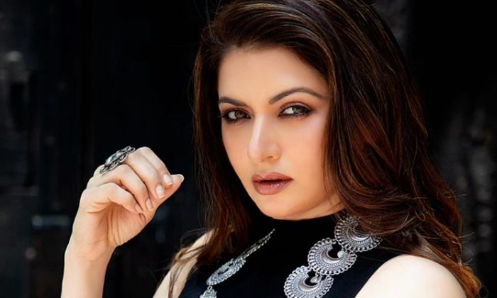  Bollywood Actress Bhagyashree Shares Relation Affairs Samlan Khan-TeluguStop.com