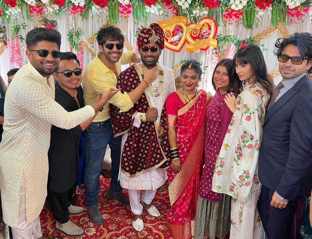  Kartik Aaryan Attends Bodyguard Sachin’s Wedding, Wins Hearts With His Ges-TeluguStop.com