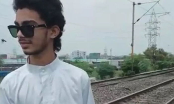  Boy Tries To Take Insta Reels On Railway Track Hit By Train And Dies On The Spo-TeluguStop.com