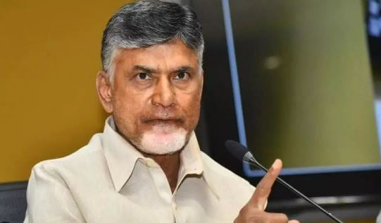  Jagan's Sneaky Look.. Chandrababu's Comments-TeluguStop.com