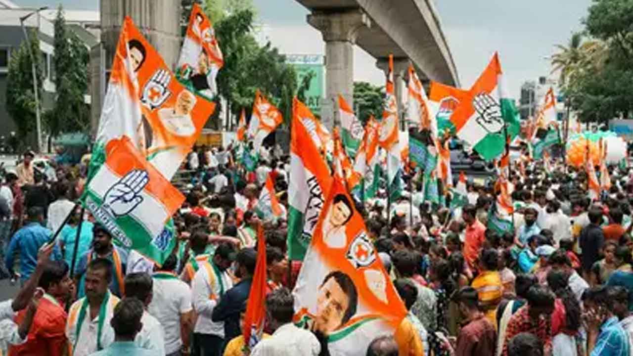  Muslim And Dalit Congress Leaders Attack Each Other In Telangana-TeluguStop.com