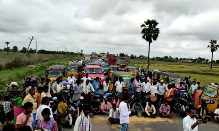  Farmers Protest With Sprouted Grain In Nakirekal Mandal Thatikallu Village, Farm-TeluguStop.com