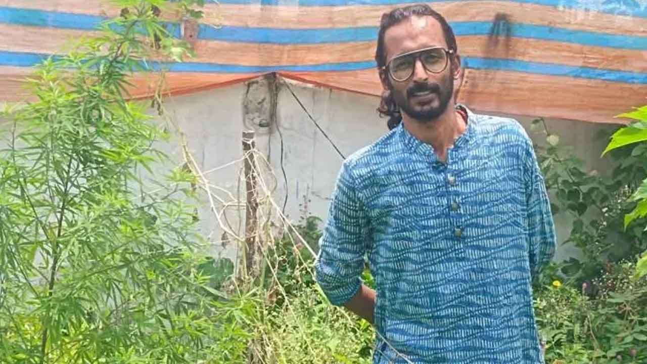  Man Arrested For Growing Ganja On Terrace In Hyderabad-TeluguStop.com