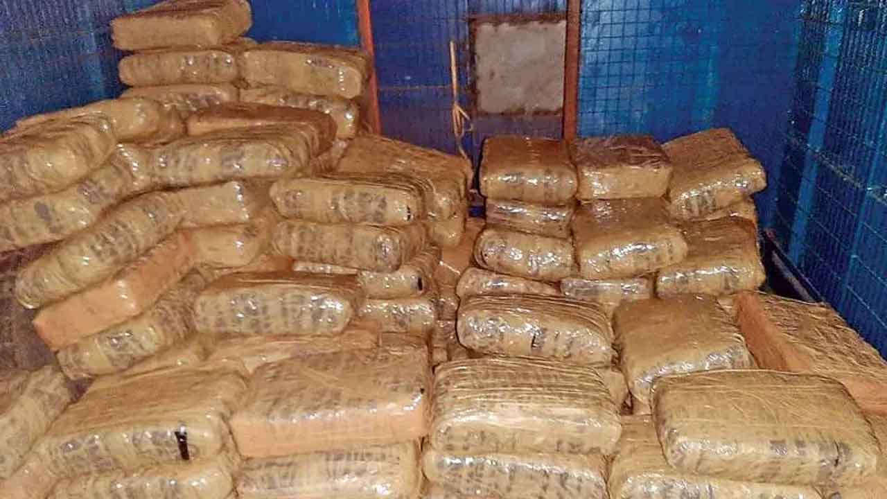  Vizag Police Seize 1000kg Ganja Worth Rs.1 Crore, Arrest Five-TeluguStop.com