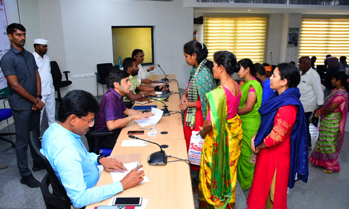  High Priority Should Be Given To Prajavani Applications District Collector Anura-TeluguStop.com
