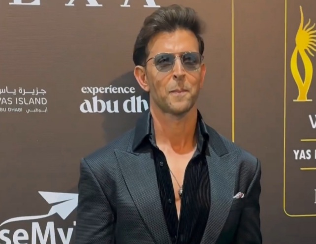  Hrithik Roshan’s Hilarious Encounter With Paparazzi At Iifa 2023 Green Car-TeluguStop.com