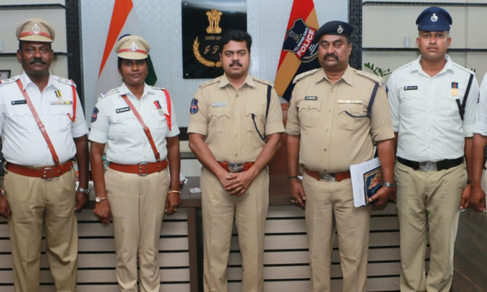  Cp Vishnu Yas Warrior Congratulated The Policemen Who Received Service Medals-TeluguStop.com