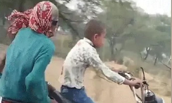  Viral: Kid See How He Drives With His Grandmother Sitting Behind Him! , Kid Driv-TeluguStop.com